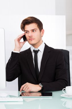 genç işadamı cep telefonunuzun konuşma