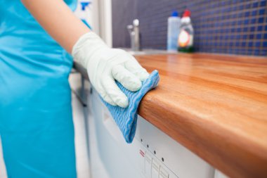 kadın temizlik mutfak tezgah
