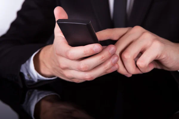 Biznesmen ręcznie przy użyciu telefonów komórkowych — Zdjęcie stockowe