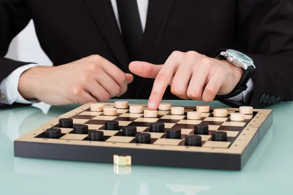 Empresario jugando damas — Foto de Stock