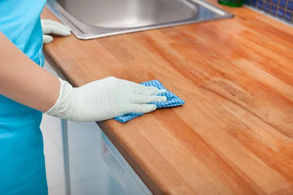 Vrouw schoonmaken keuken countertop — Stockfoto
