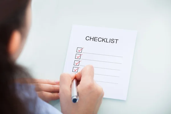 Businesswoman Marking On Checklist — Stock Photo, Image