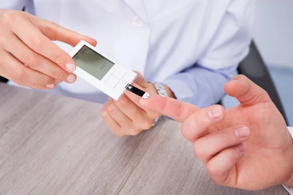 Médico Comprobación de nivel de azúcar — Foto de Stock