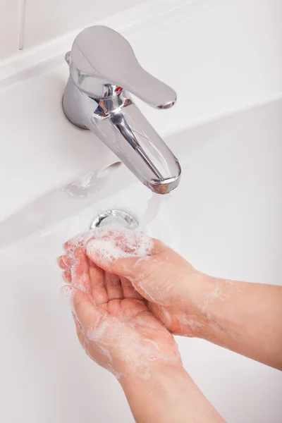 Persona lavándose la mano — Foto de Stock