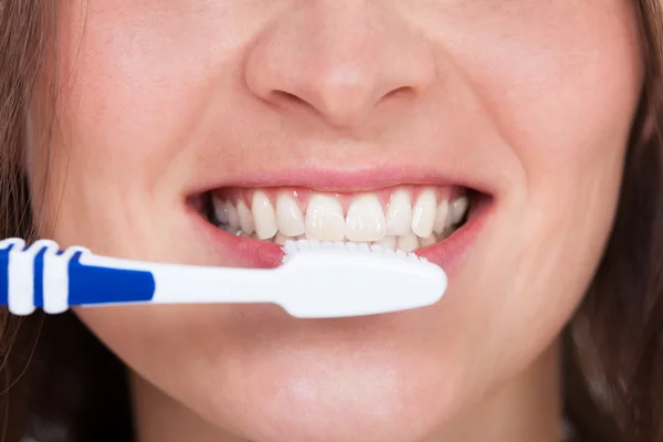 Mujer cepillarse los dientes — Foto de Stock