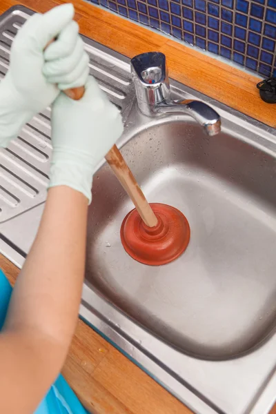 Woman Using Plunger — Stock Photo, Image