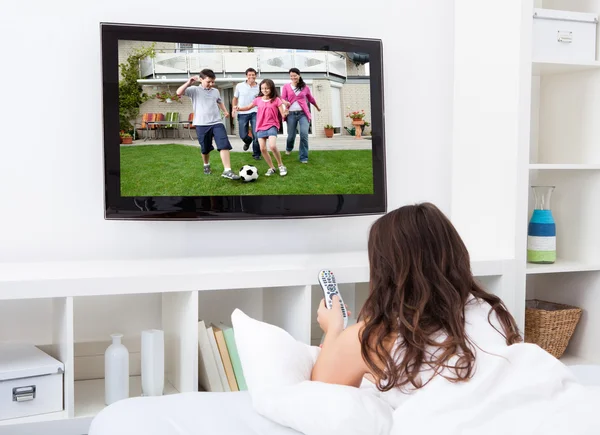 Mujer viendo televisión — Foto de Stock