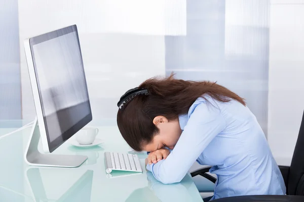 Moe zakenvrouw leunen bij Bureau — Stockfoto