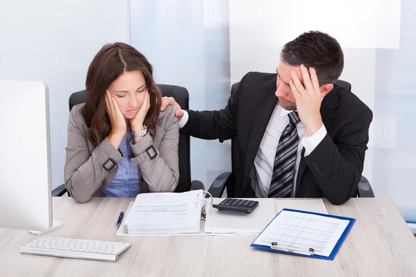 Bezorgd zakenmensen berekening van Financiën — Stockfoto