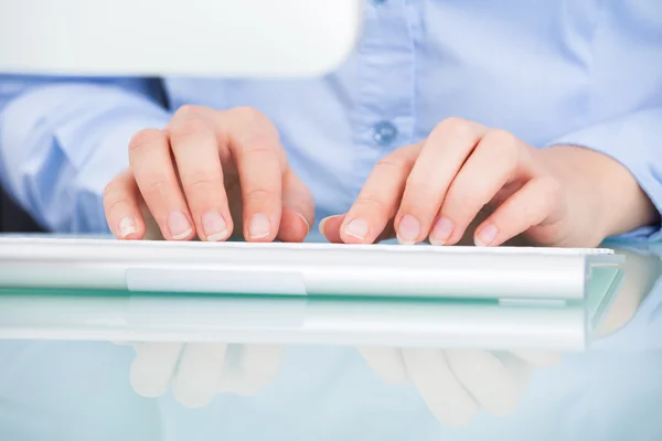 Mujer usando teclado —  Fotos de Stock