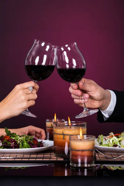 Casal Tossing copo de vinho — Fotografia de Stock