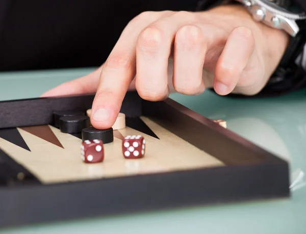 Affärsman spela backgammon — Stockfoto