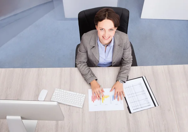 Vista de ángulo alto de mujer de negocios — Foto de Stock