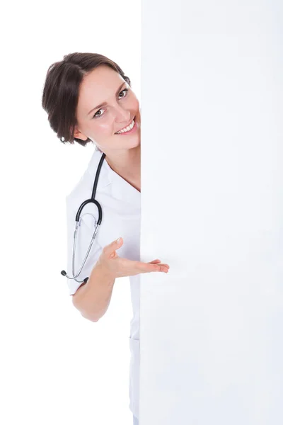 Medico femminile dietro Placard — Foto Stock