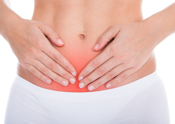 Женщина, страдающая от боли в животе