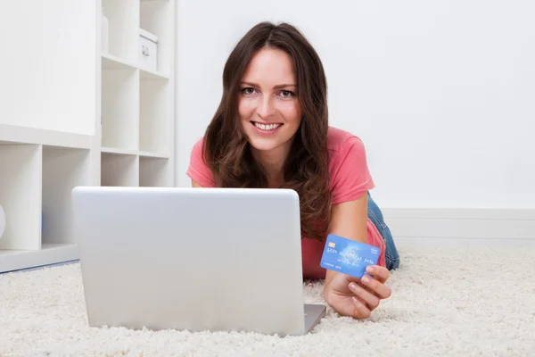 Glimlachende vrouw winkelen online Stockafbeelding
