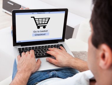 İnternetten alışveriş yapan adam