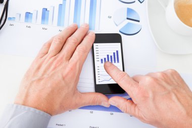 cep telefonu kullaranarak birinin elini