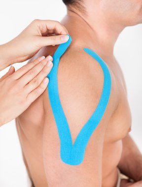 Fizyo kaseti adama uygulayarak kişi