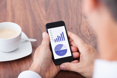 kişi çözümlenirken grafik üzerinde cep telefonu
