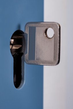 Gümüş anahtar içinde kapı anahtar deliği