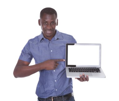 laptop doğru işaret eden adam
