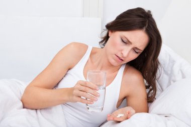 hasta bir kadın tutarak ilaçlar