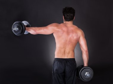 Adam Dambılları Çalıştırıyor