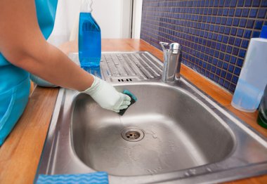 mutfak lavabo temizlik önlük giyen kadın