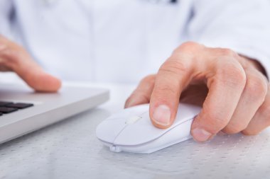 bir dizüstü bilgisayar kullanarak Doktor yakın çekim
