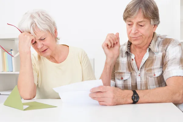 Upset Senior Couple With Letter — Stock Photo, Image