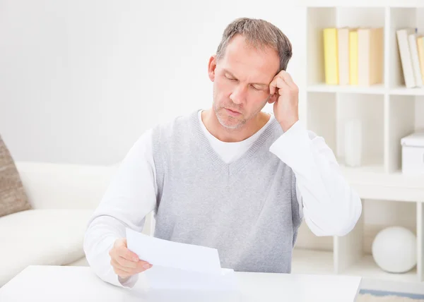 Hombre leyendo documento —  Fotos de Stock