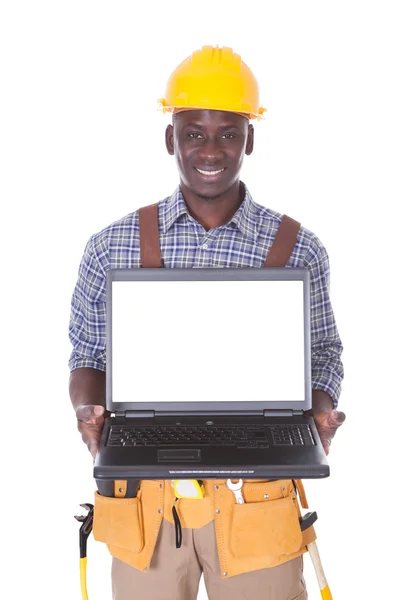 Jonge reparateur met laptop — Stockfoto