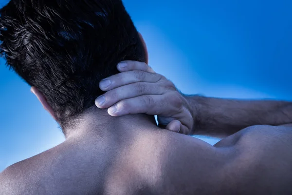 Человек, страдающий от боли в шее — стоковое фото