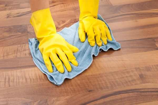 Jovem empregada limpeza chão — Fotografia de Stock