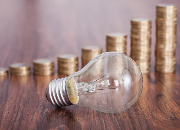 Lamp met stapel van munten — Stockfoto