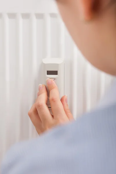 Ajustar a temperatura com termostato digital — Fotografia de Stock