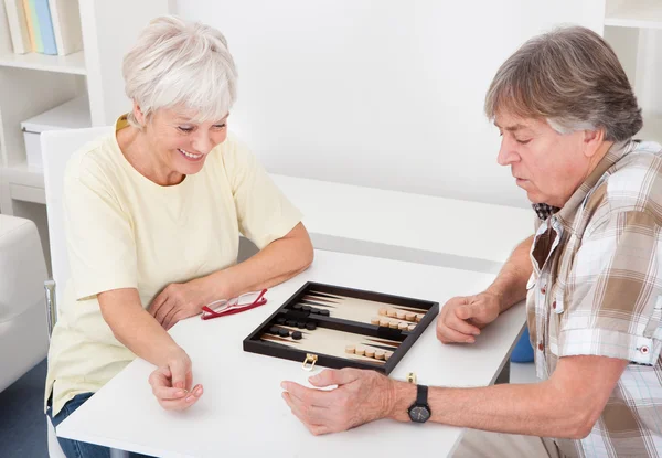 Pareja mayor jugando Backgammon — Foto de Stock