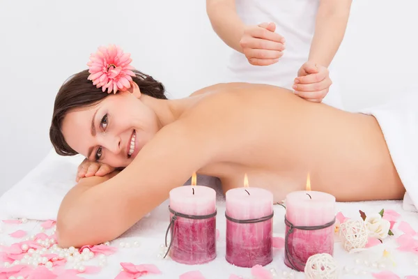 Frau bekommt Massage-Behandlung — Stockfoto