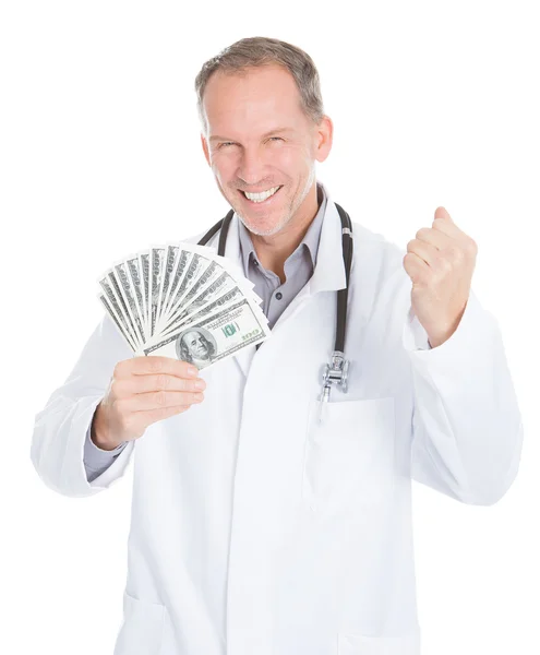 Doctor sosteniendo dinero — Foto de Stock