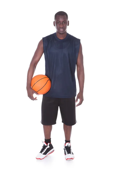 Afrikanischer junger Mann mit Basketball — Stockfoto