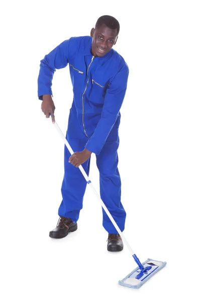 Mężczyzna robotnik Czyszczenie podłogi — Zdjęcie stockowe