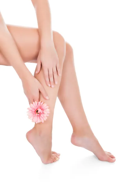Frau mit schönen Beinen, die Rose hält — Stockfoto