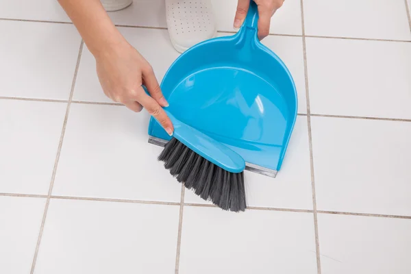 女性の掃除フロア — ストック写真