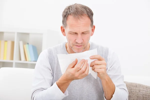 Uomo che si soffia il naso — Foto Stock