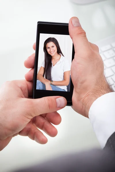 Man har en videochat med kvinna — Stockfoto