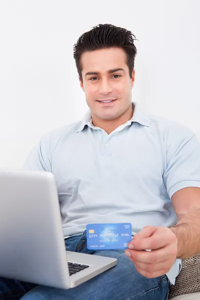 온라인 쇼핑 하는 젊은 남자 — 스톡 사진