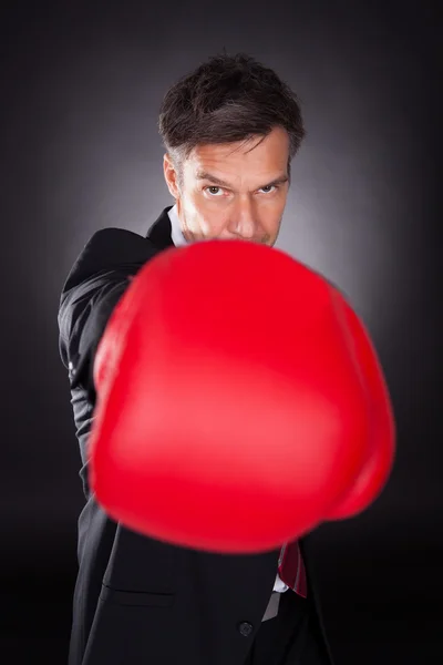 Homme d'affaires en gants de boxe rouge — Photo