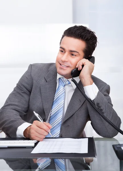 Affärsman talar i telefon — Stockfoto