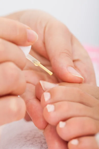 Esteticista aplicando barniz de uñas — Foto de Stock